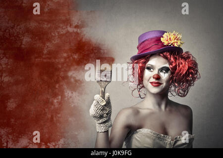 Clown Frau mit Pinsel Stockfoto