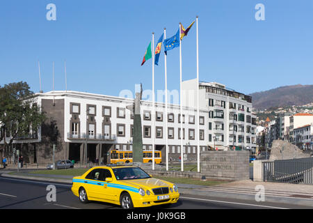 Ein typisches Madeira Taxi vorbei vor Og Praça da Autonomia (Autonomie Square) in Funchal Stockfoto