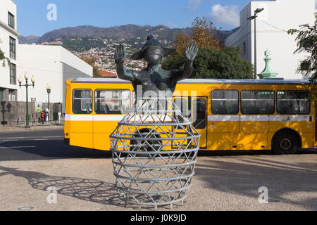 Eine Statue einer Frau mit verbundenen Augen ihre Hände ausgestreckt auf der Promenade in Funchal, Madeira Stockfoto
