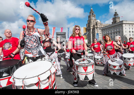 Liverpool-Halbmarathon, Ziellinie, Pier Head, Samba, Musik, Liverpool, Merseyside, England, Weltkulturerbe-Stadt, Stadt, Nord, Nord, England, Englisch, UK. Stockfoto