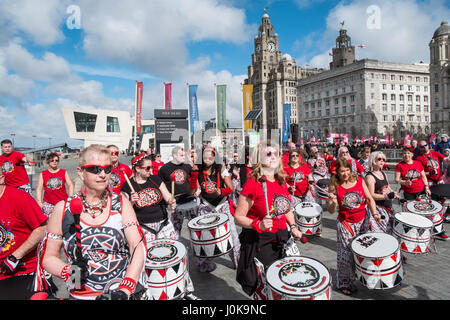 Liverpool-Halbmarathon, Ziellinie, Pier Head, Samba, Musik, Liverpool, Merseyside, England, Weltkulturerbe-Stadt, Stadt, Nord, Nord, England, Englisch, UK. Stockfoto