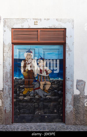 Ein Gemälde von ein paar in traditionellen madeirensischen Dres; Teil einer Reihe von lackierten Türen von der "Kunst der offenen Türen" Projekt, Funchal, Madeira Stockfoto