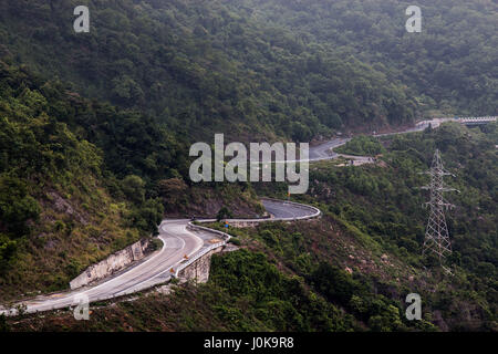 Die schönen kurvigen Straßen auf den Hai Van Pass - Vietnam Stockfoto