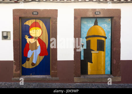 Ein Gemälde von wenig Red riding Hood und einen Turm; Teil einer Reihe von lackierten Türen von der "Kunst der offenen Türen" Projekt, Funchal, Madeira Stockfoto