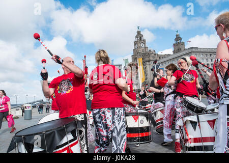 Liverpool-Halbmarathon, Ziellinie, Pier Head, Samba, Musik, Liverpool, Merseyside, England, Weltkulturerbe-Stadt, Stadt, Nord, Nord, England, Englisch, UK. Stockfoto