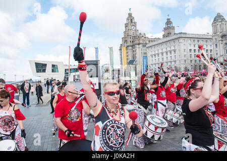 Liverpool-Halbmarathon, Ziellinie, Pier Head, Samba, Musik, Liverpool, Merseyside, England, Weltkulturerbe-Stadt, Stadt, Nord, Nord, England, Englisch, UK. Stockfoto