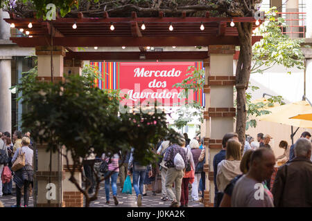 Touristen im Mercado Dos Lavradores, Funchal Stockfoto