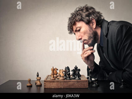 Geschäftsmann, die Schach spielen Stockfoto