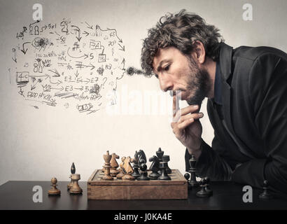 Geschäftsmann, Schach zu spielen und einen Plan aufstellen Stockfoto