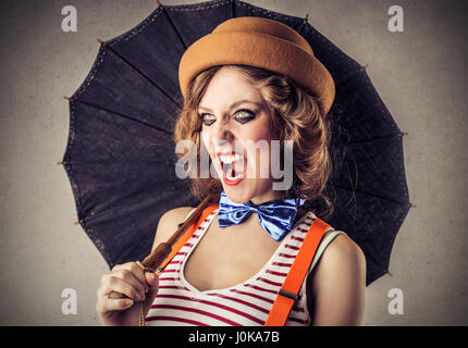 Blonder Clown Frau wütendes Gesicht machen Stockfoto