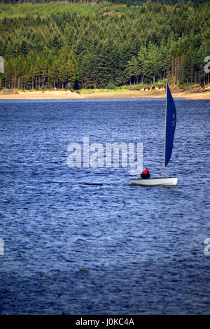 Boot Segeln am Stausee Kielder, Northumberland Stockfoto