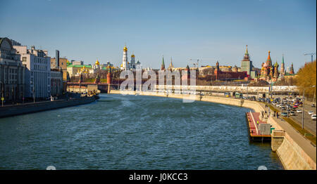 Blick auf die Moskwa und den Kreml von Bolschoi Ustyinkiy Brücke Stockfoto