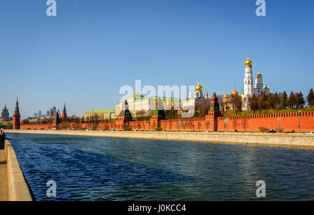 Ansicht des Moskauer Kremls aus Sofiyskaya Damm Stockfoto