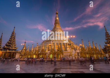 Einen späten Nachmittag in die Shwedagon Pagode in Yangon, Myanmar Stockfoto