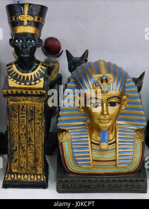 Souvenir-Kopien der Königin Nefertiti und Tutanchamuns Totenmaske in touristischen Geschäft, Kairo, Ägypten Stockfoto