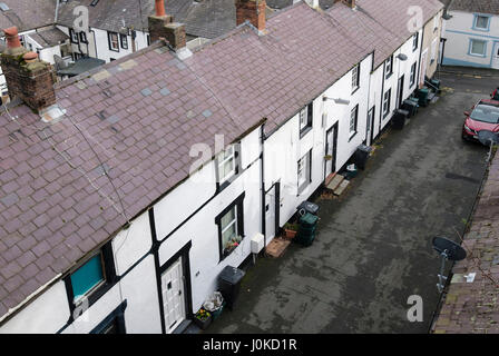 Rat wheelie Bins und recycling Boxen in der Straße eine Reihe von Reihenhäusern mit keine vorgärten von oben gesehen. Conwy, Wales, Großbritannien, Großbritannien Stockfoto