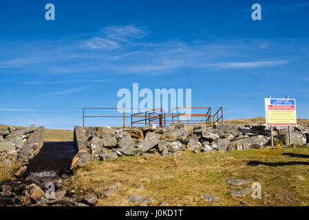 Kein Schwimmen Warnzeichen von dam und Abfluss für Reservoir Llyn Gelli zu gewinnen. Bronaber, Trawsfynydd, Gwynedd, Wales, UK, Großbritannien Stockfoto