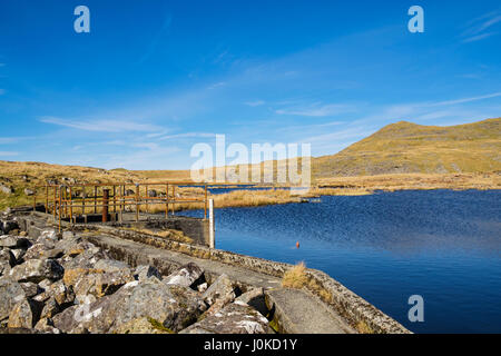 Tiefe Maß von Llyn Gelli gewinnen Reservoir dam und Abfluss von kleinen See. Bronaber, Trawsfynydd, Gwynedd, Wales, UK, Großbritannien Stockfoto