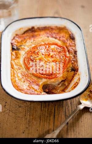 Griechische Moussaka mit Käse und Tomaten Scheibe Stockfoto