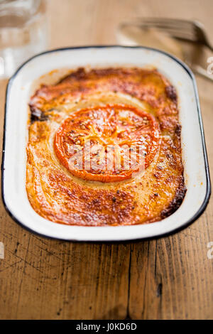 Griechische Moussaka mit Käse und Tomaten Scheibe Stockfoto