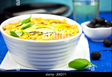 Griechische Moussaka mit Auberginen und Käse Stockfoto