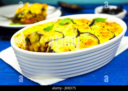 Griechische Moussaka mit Auberginen und Käse Stockfoto