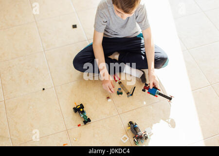 Zwei Jungs spielen mit Lego zu Hause mit Licht von Fensterhintergrund Stockfoto