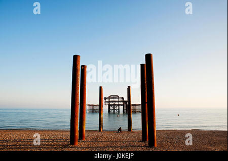 Brighton und Hove West Pier ist ein Wahrzeichen an der Südküste von England, jetzt ein ausgebrannter rostigen Skelett 2 Bränden im Jahr 2003. Stockfoto