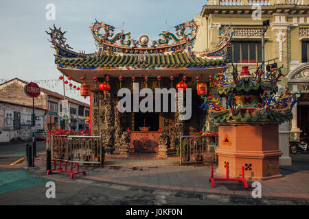 George Town, Malaysia - 21. März 2016: Sonnenuntergang Blick auf den Choo Chay Keong Tempel anschließt, Yap Kongsi Clan Haus, Armenian Street, George Town, Stift Stockfoto