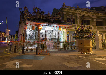 George Town, Penang - 24. März 2016: Dämmerung Blick auf den Choo Chay Keong Tempel anschließt, Yap Kongsi Clan Haus, Armenian Street, George Town, Penang, Stockfoto