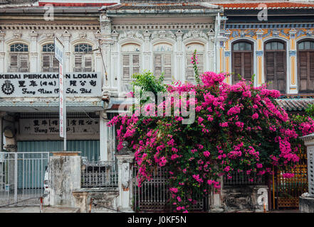 George Town, Malaysia - 22. März 2016: Fassade der alten Shophouse Gebäude im UNESCO Welterbe Pufferzone in George Town, Penang, Malaysia am März Stockfoto