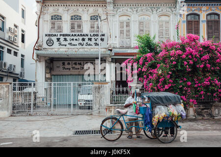 George Town, Malaysia - 22. März 2016: Verkäufer verkauft Snacks aus dem Dreirad in der UNESCO Pufferzone in George Town, Penang, Malaysia auf Marc Stockfoto