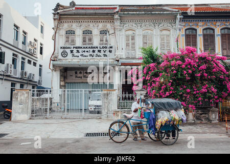 George Town, Malaysia - 22. März 2016: Verkäufer verkauft Snacks aus dem Dreirad in der UNESCO Pufferzone in George Town, Penang, Malaysia auf Marc Stockfoto