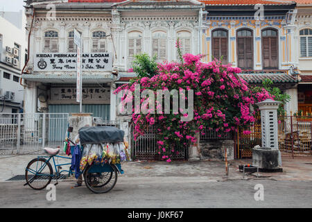 George Town, Malaysia - 22. März 2016: Verkäufer verkauft Snacks aus dem Dreirad in der UNESCO Pufferzone in George Town, Penang, Malaysia auf Marc Stockfoto