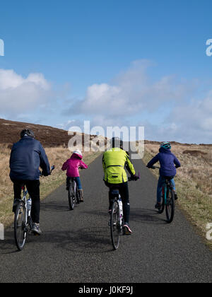 Familie Radfahren zusammen auf ruhigen Landstraßen, Orkney Inseln Stockfoto