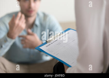 Arzt und Patient in Arztpraxis, Zwischenablage mit Patienten inf Stockfoto
