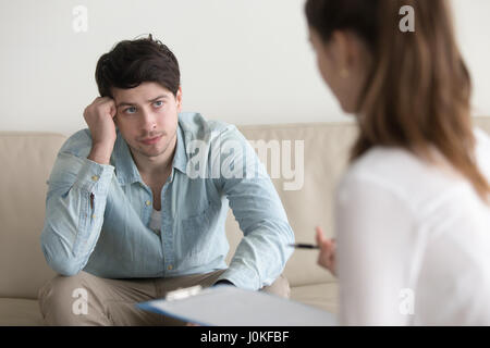 Ernsten Mann weibliche Psychologue, Diagnose oder Arzt anhören Stockfoto