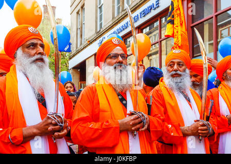 Sikh Procesion von Religionsführern, Panj Pyare, der geliebten auf das jährliche Erntedankfest der Vaishakhi außerhalb der Gurdwara, Otago Street, Gla Stockfoto