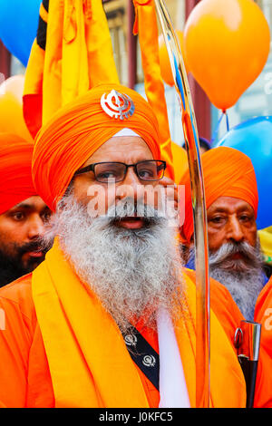 Sikh Procesion von Religionsführern, Panj Pyare, der geliebten auf das jährliche Erntedankfest der Vaishakhi außerhalb der Gurdwara, Otago Street, Gla Stockfoto