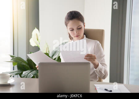 Junge Geschäftsfrau sitzen im Büro Schreibtisch arbeiten, suchen thro Stockfoto