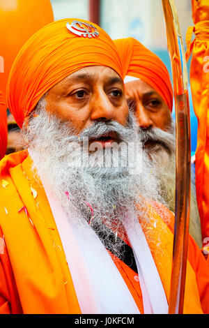 Sikh Procesion von Religionsführern, Panj Pyare, der geliebten auf das jährliche Erntedankfest der Vaishakhi außerhalb der Gurdwara, Otago Street, Gla Stockfoto