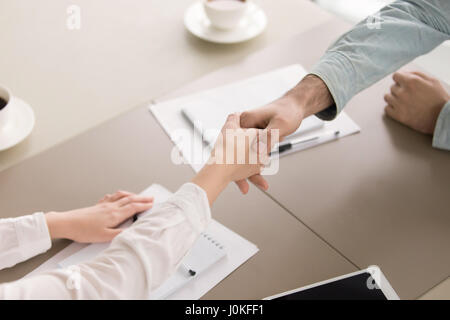 Draufsicht der Geschäftsmann und Geschäftsfrau Händeschütteln hautnah Stockfoto