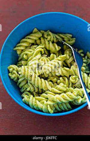 Nudeln mit grünem pesto Stockfoto