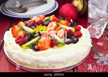 Pavlova mit fruitsf Stockfoto