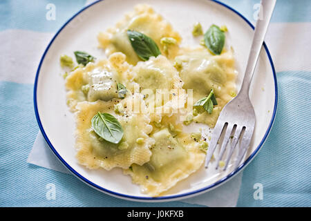 Basilikum-Ravioli mit Olivenöl Stockfoto