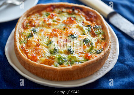 Lochmuir geräucherten Lachs und Broccoli Quiche Stockfoto