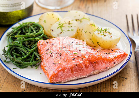 Lachssteak mit Baby Kartoffeln Stockfoto