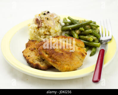 Schabowy paniertes Schwein mit Bohnen und Kartoffelpüree chop Stockfoto