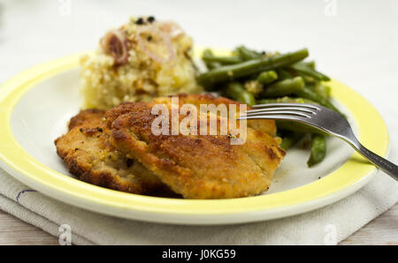 Schabowy paniertes Schwein mit Bohnen und Kartoffelpüree chop Stockfoto