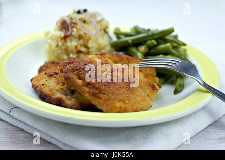 Schabowy paniertes Schwein mit Bohnen und Kartoffelpüree chop Stockfoto